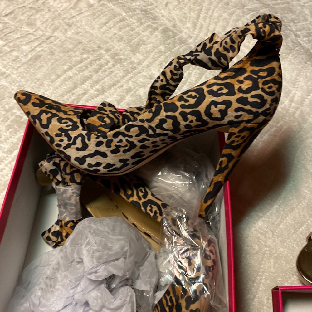 There brand new I ordered off of shoe dazzle they don’t fit me.